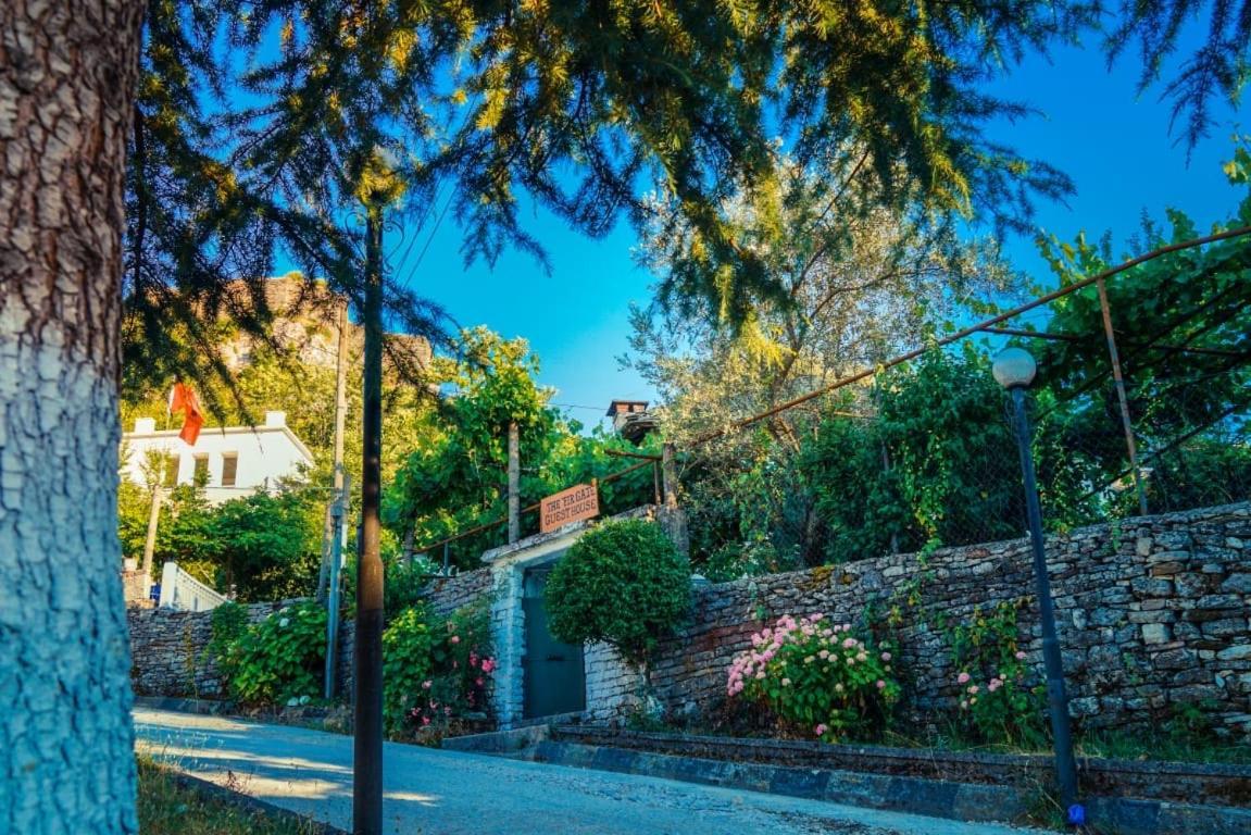 Flora'S Guesthouse 'The Fir Gate' Gjirokastër Exteriér fotografie