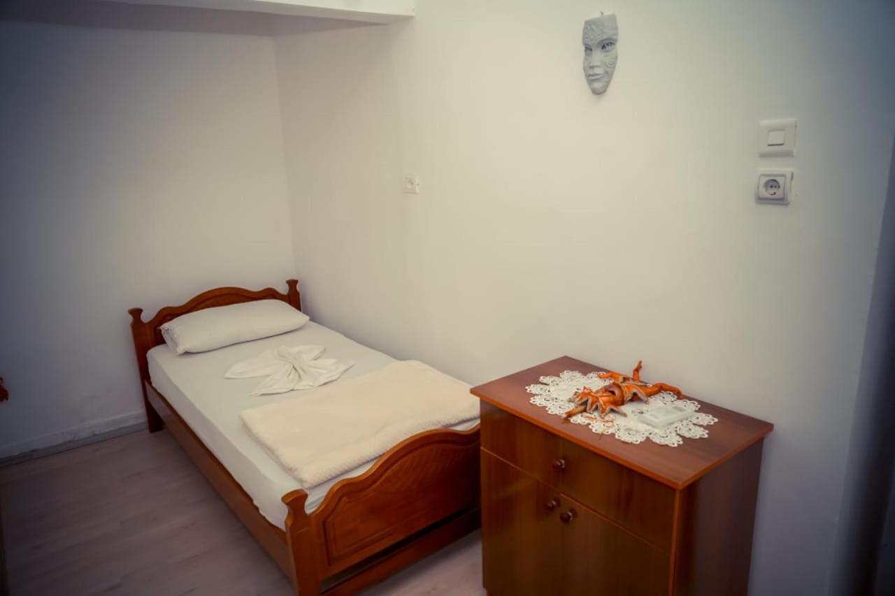 Flora'S Guesthouse 'The Fir Gate' Gjirokastër Exteriér fotografie
