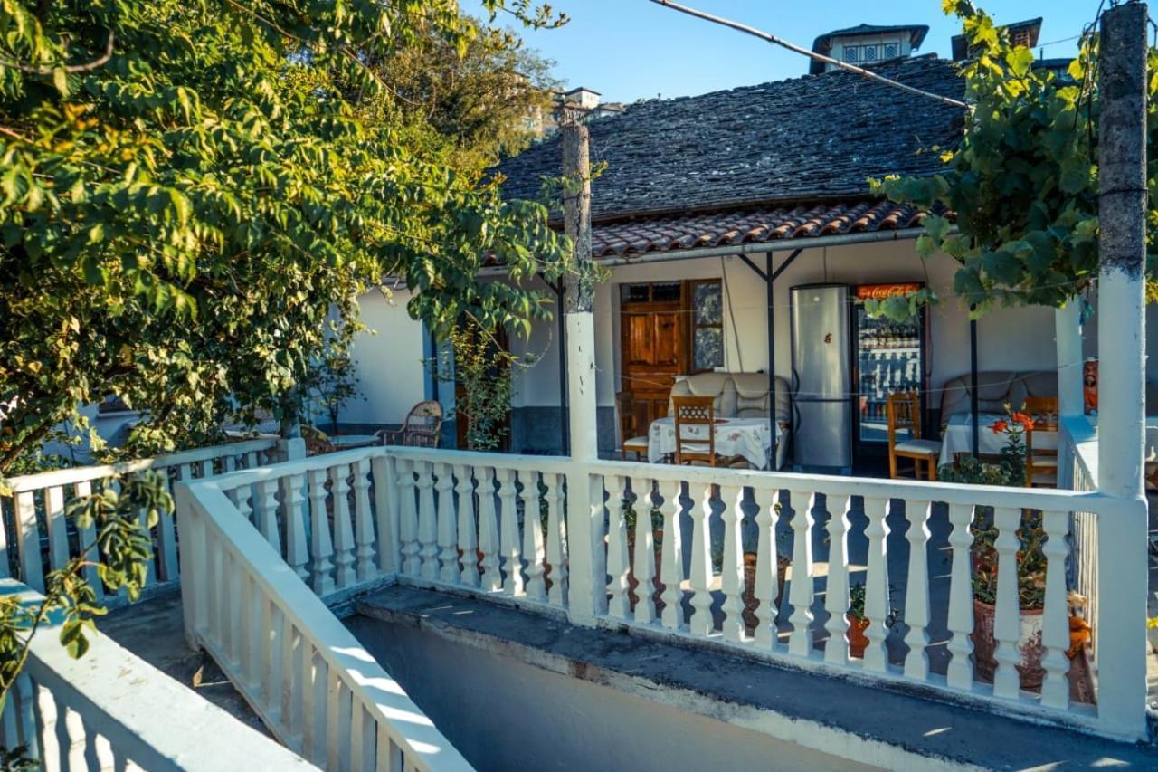 Flora'S Guesthouse 'The Fir Gate' Gjirokastër Exteriér fotografie