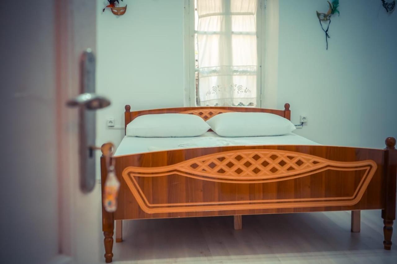 Flora'S Guesthouse 'The Fir Gate' Gjirokastër Exteriér fotografie