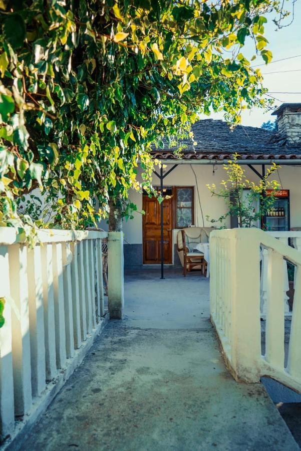 Flora'S Guesthouse 'The Fir Gate' Gjirokastër Exteriér fotografie