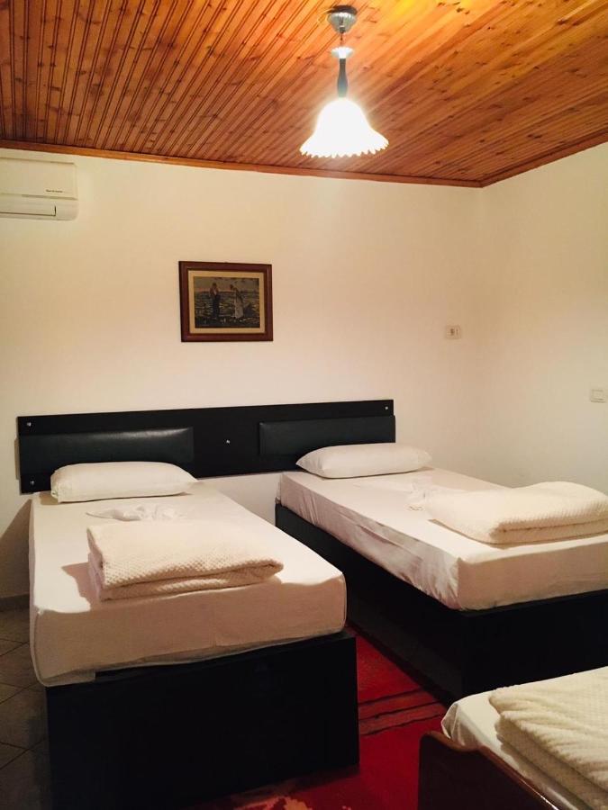 Flora'S Guesthouse 'The Fir Gate' Gjirokastër Exteriér fotografie