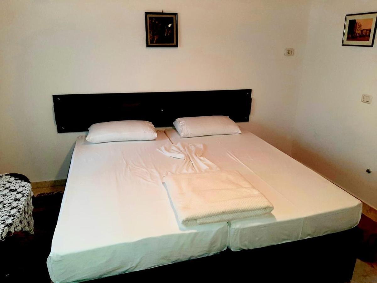 Flora'S Guesthouse 'The Fir Gate' Gjirokastër Exteriér fotografie