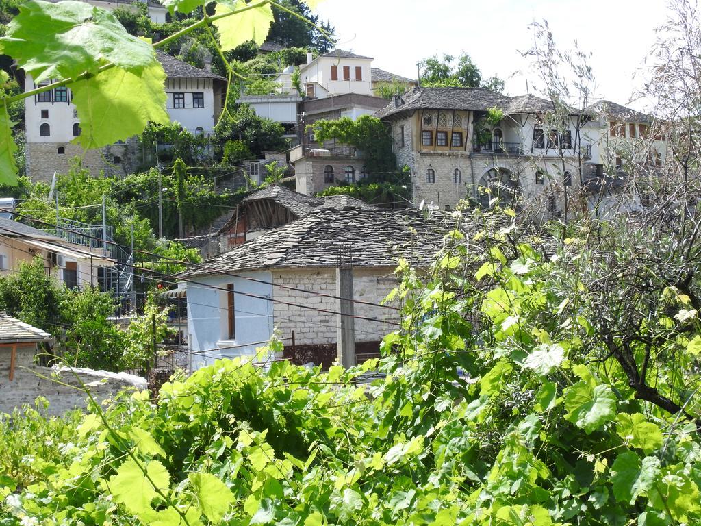 Flora'S Guesthouse 'The Fir Gate' Gjirokastër Exteriér fotografie